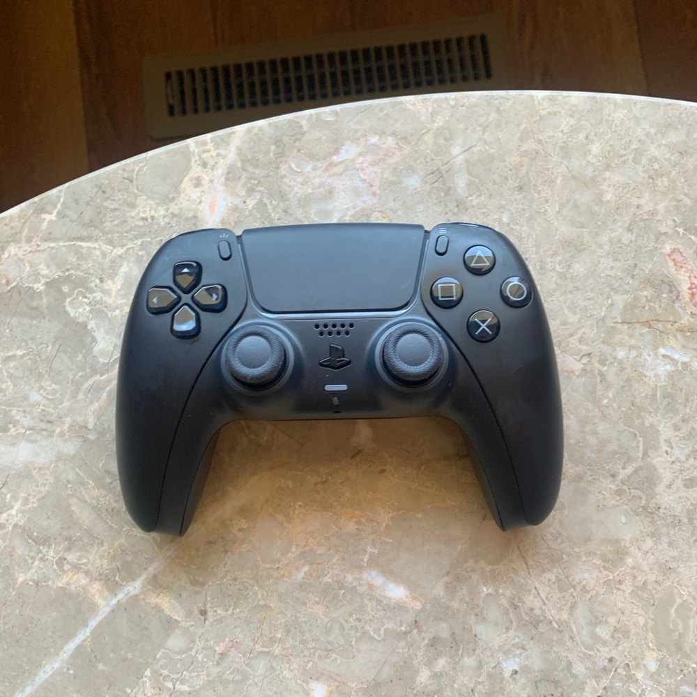 Black Wireless Game Controller